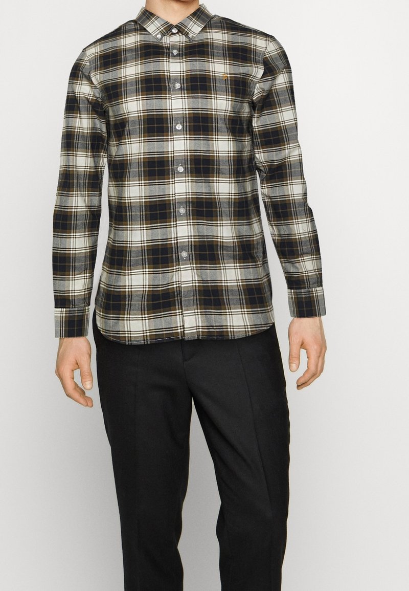 Koszula w kratę z długim rękawem w odcieniach ciemnej zieleni, brązu i kremu, z kołnierzykiem na guziki i logo na piersi.