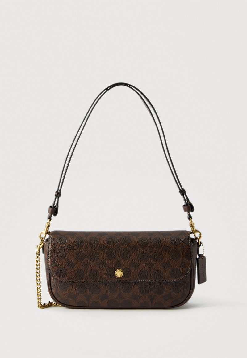 Μικρή καφέ δερμάτινη τσάντα ώμου με σκούρο μοτίβο, λεπτομέρεια με χρυσή αλυσίδα, κλείσιμο με καπάκι και ρυθμιζόμενο μαύρο δερμάτινο λουρί.