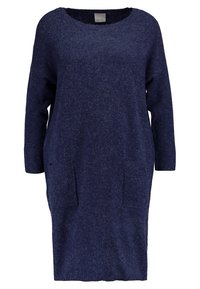 Marinblå oversize stickad klänning med rund halsringning, långa ärmar och två framfickor. Mjuk textur med en lätt melerat mönster.