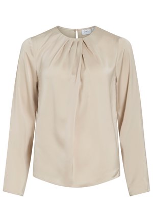 Bež bluza z dolgimi rokavi, izdelana iz gladkega materiala, s okroglim izrezom, naborki spredaj in gumbom na hrbtni strani.