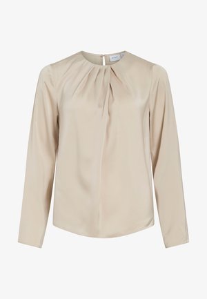 Bež bluza z dolgimi rokavi, izdelana iz gladkega materiala, s okroglim izrezom, naborki spredaj in gumbom na hrbtni strani.
