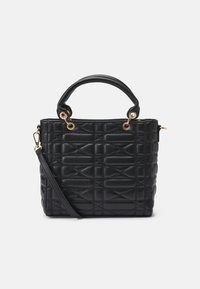Sac à main matelassé noir avec une forme structurée, doté d'une poignée supérieure, d'une bandoulière amovible, de matériel doré et d'une surface texturée.