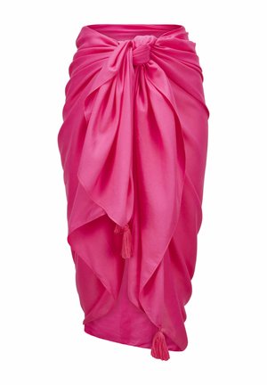 Felroze satijnen wikkelrok, aan de voorkant vastgeknoopt met een grote knoop, met gedrapeerde stof en kwastjesdetails op een witte achtergrond.