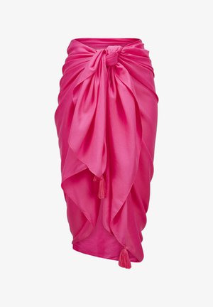 Felroze satijnen wikkelrok, aan de voorkant vastgeknoopt met een grote knoop, met gedrapeerde stof en kwastjesdetails op een witte achtergrond.