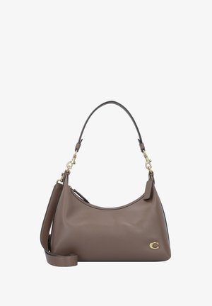 Bruine leren schoudertas met gouden hardware, gebogen bovenkant, afneembare strap en klein logo-embleem in de onderste hoek.