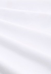 Hvit stoff med en jevn tekstur, som viser lette folder og draperinger, laget av et lett materiale. Ingen mønstre eller metallarbeid synlig.