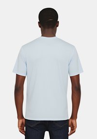 T-shirt azzurro chiaro a maniche corte con scollatura rotonda, realizzato in tessuto morbido, con una trama liscia e senza motivi o dettagli visibili.