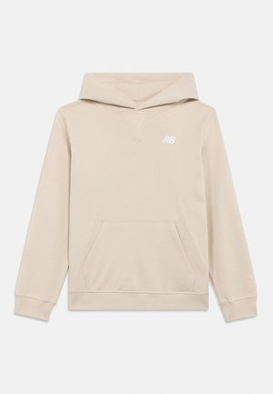 Lys beige hettegenser med lange ermer, frontlomme i kenguru-stil, ribbestrikkede mansjetter og hem, samt liten hvit New Balance-logo på brystet.