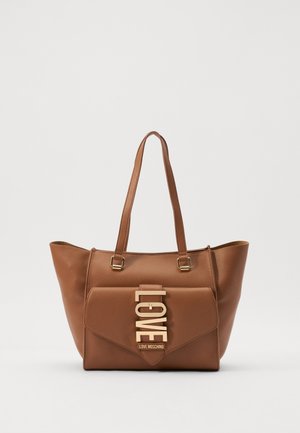Brun faux læder tote taske med to skulderremme, der har en frontlomme med et guld "LOVE" logo og en skrånende klapdetalje.