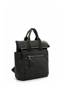 Zaino in tessuto verde scuro con chiusura a rotolo, due tasche frontali con zip, dettagli in pelle marrone e doppio manico per il trasporto.