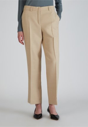 Beige op maat gemaakte broek met een gladde textuur, voorzien van voorplooien, ceintuurlussen, zijzakken en een rechte snit die eindigt op enkelhoogte.