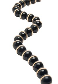 Czarna naszyjnik z koralikami z gładkimi kulistymi koralikami i złotymi akcentami w kształcie pierścieni, zaprojektowany w ciągłej, elastycznej krzywej.