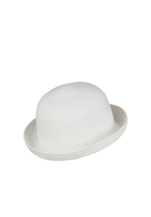 Weißer, gewebter Bowler-Hut mit einer runden Krone und einer schmalen, leicht nach oben gebogenen Krempe.