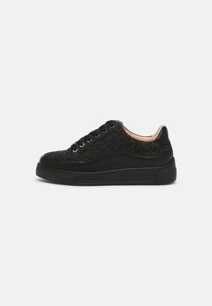 Trainers - black