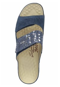 Sandalo in suede blu navy con cinturino glitterato, design slip-on, soletta testurizzata e forma arrotondata; suola piatta comoda.