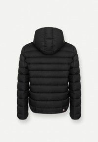 Giacca a vento nera con sezioni trapuntate orizzontali, cappuccio e un piccolo logo in basso a sinistra. Texture complessiva liscia.