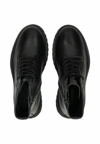 Stivali neri alla caviglia in pelle testurizzata, con design allacciato e cerniere laterali, punta rotonda e suola in gomma.