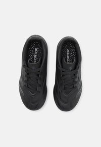 Svarte joggesko med en glatt syntetisk overdel, rund tå og teksturerte detaljer. Har svarte snørebånd og perforerte detaljer for ventilasjon.