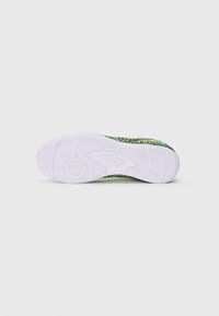 Grønn mønstret sneakers med en teksturert overflate, utstyrt med en hvit gummisåle og et distinkt mønster for godt grep.