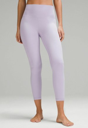 Lilla capri leggings lavet af strækbart stof med høj talje og glat tekstur, designet til komfort og atletisk brug.