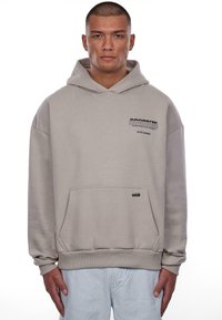 Hellgraue Kapuzenjacke aus weichem Stoff, mit einer Fronttasche, einer verstellbaren Kapuze und bedrucktem Text auf der Brust.