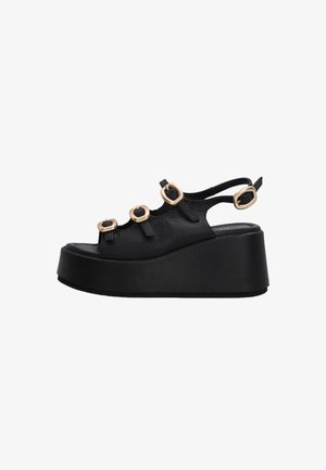 Sorte læder platform sandaler med tre cirkulære guldfarvede detaljer, åben tå-design og en bageste ankelrem for støtte.