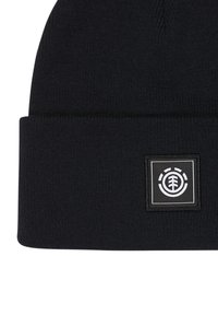 Berretto in maglia nera con orlo ripiegato, caratterizzato da una toppa quadrata in bianco e nero con un design di albero. Texture morbida.