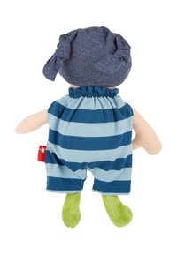 Weiche Puppe mit einem blauen Stoffhut, gestreiftem blauen und hellblauen Overall und grünen Füßen. Hat ein rotes Etikett auf dem Kleidungsstück.