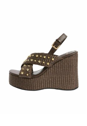 Bruine geweven sleehak sandaal met gouden studs, gekruiste bandjes, verstelbare enkelgesp en een getextureerde plateauhak.