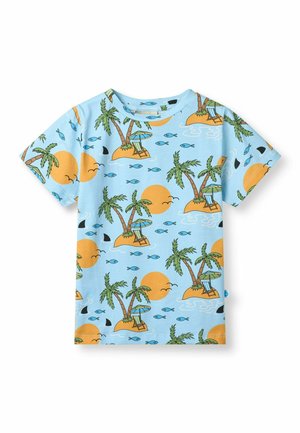 Jasnoniebieska koszula z krótkim rękawem, z powtarzającym się wzorem małych wysp z palmami, leżakami, parasolami, pomarańczowymi słońcami, rybami i płetwami rekina.