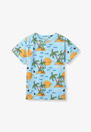 Camicia azzurro chiaro a maniche corte con stampa ripetuta di piccole isole con palme, sedie da spiaggia, ombrelloni, soli arancioni, pesci e pinne di squalo.