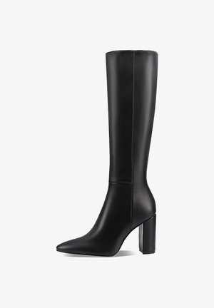 Bottes en cuir noir montantes, avec un bout pointu et un talon en bloc rectangulaire, présentant une texture lisse et un design de couture épuré.