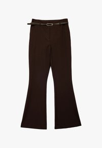 Brune flairbukser med en glat tekstur, der har et matchende bælte med en rektangulær metalspænde og en tætsiddende talje.