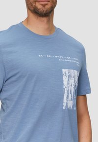 s.Oliver MIT FLAMMSTRUKTUR - T-shirt print - hellblau