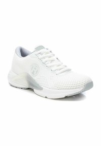 Zapatilla deportiva blanca con parte superior de malla, suela de goma y cuello acolchado. Presenta cordones, un logo en el lateral y acentos grises en la suela.