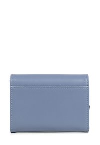 Portafoglio in pelle azzurro chiaro con chiusura a patta e cuciture visibili lungo i bordi, mostrato da dietro su un sfondo bianco.