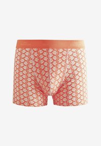 Männer Boxershorts in Koralle mit einem weißen geometrischen Muster. Weicher Stoff, taillierter Schnitt und ein elastischer Bund mit Branding.