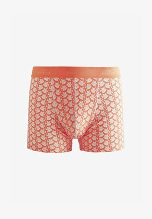 Boxers pour hommes en corail avec un motif géométrique blanc. Tissu doux, design ajusté et une taille élastique avec logo.