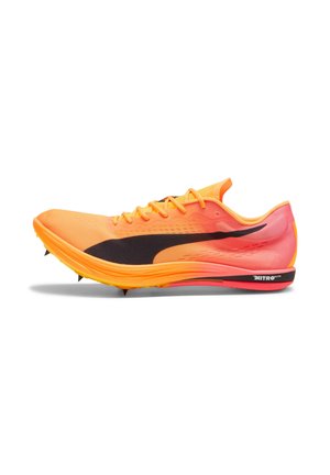 Scarpa da pista con una toma leggera in mesh arancione brillante, accenti neri e una suola chiodata per una migliore aderenza e prestazioni.