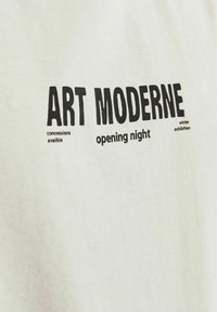 Hvid bomulds t-shirt med fed sort tekst: "ART MODERNE åbningsaften" med yderligere tekst nedenfor vedrørende forplejning og vinterudstilling.