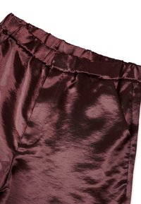 Bordo satino kelnės su elastinga juosta, pasižyminčios lygiu paviršiumi, šoninėmis kišenėmis ir subtiliu blizgesiu. Tinka kasdieniams drabužiams.