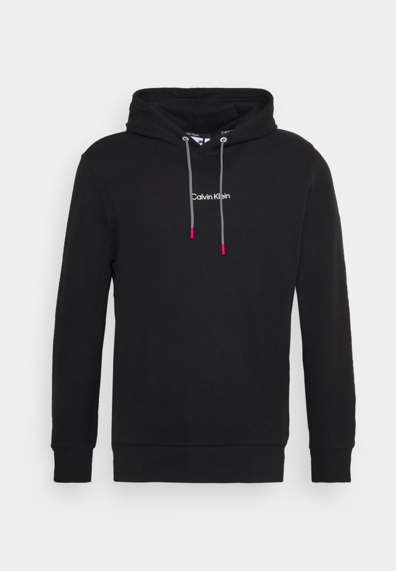 Sudadera negra fabricada en material suave, con capucha ajustable y detalles en rosa, y un logo blanco de Calvin Klein en la parte frontal. Corte clásico.