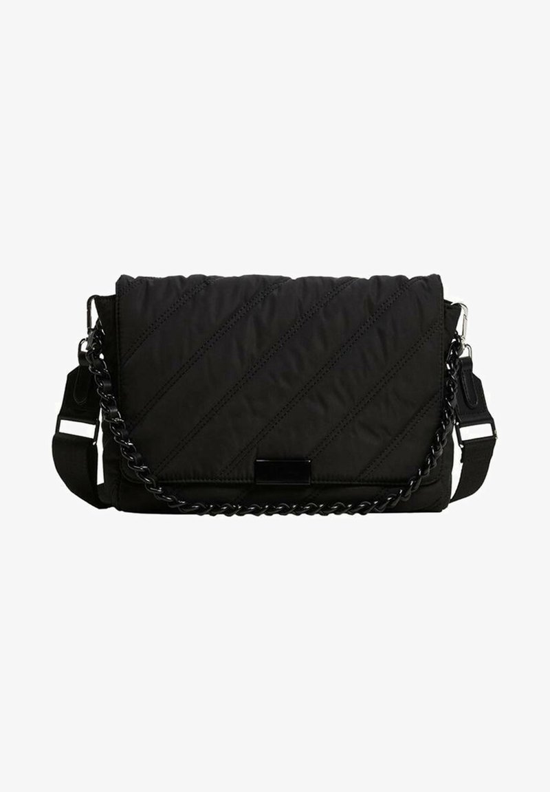 Sac à épaule noir matelassé avec des coutures diagonales, une chaîne et une sangle en tissu, de forme rectangulaire, et un accent noir brillant sur le devant.