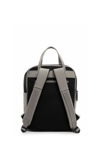 Mochila negra y gris con un acabado de tela lisa, doble correa acolchada, asa superior y bolsillo con cremallera en la parte frontal para un almacenamiento adicional.