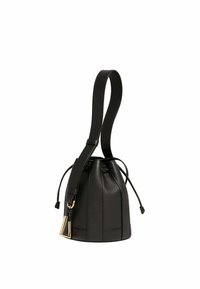 Sac seau en cuir noir avec une finition texturée, une bandoulière ajustable et un accent doré. Doté d'un cordon de serrage.