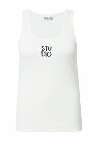 Camiseta sin mangas de fondo blanco, con escote redondo y un logo impreso en negro que dice "STUDIO" en el centro. Material de algodón suave.
