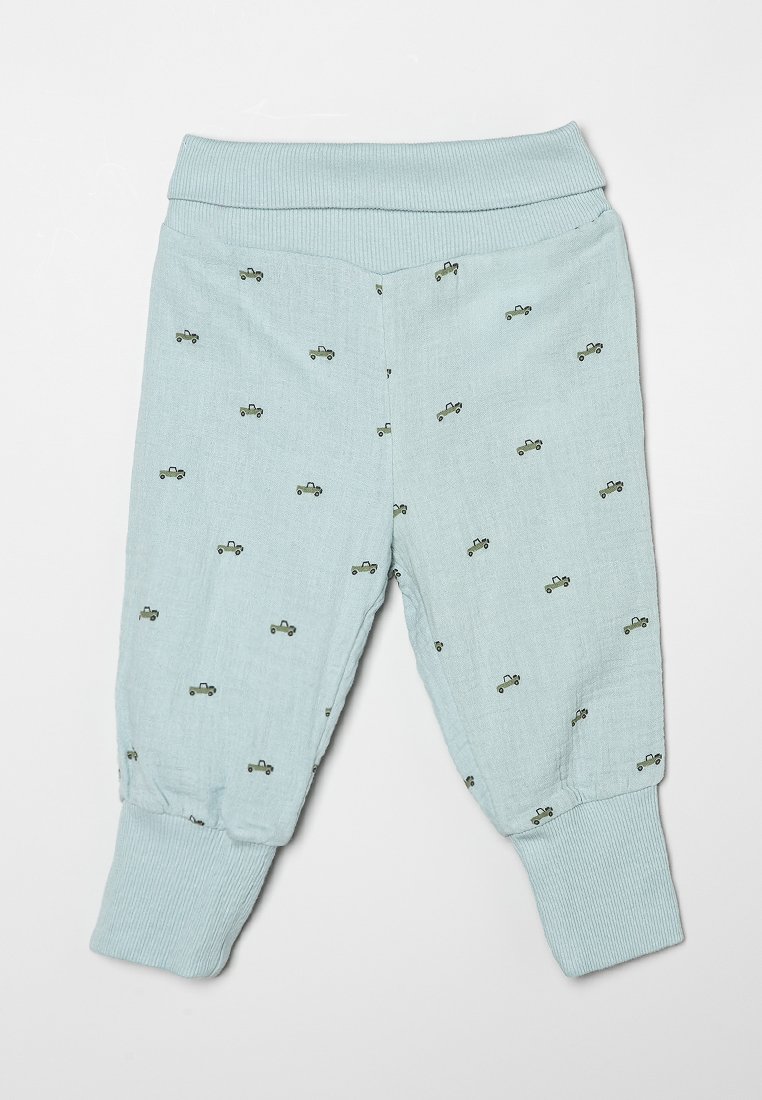 Pantalones de algodón azul claro con patrones de coches verdes, con una cinturilla y puños acanalados. Textura suave, diseño de pierna ajustada.
