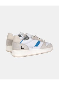 Sneaker con parte superiore in pelle bianca, dettagli in suede grigi e strisce blu. Presentano un colletto imbottito e una suola in gomma testurizzata.