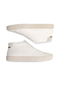 Valged kõrged tossud nahast, millel on tekstureeritud pind, diskreetne õmblus ja beež kummist alus, millel on minimalistik disain.