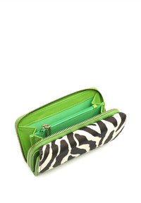 Cartera verde con solapa de estampado de cebra, abierta para mostrar múltiples compartimentos y un bolsillo con cremallera en el interior.